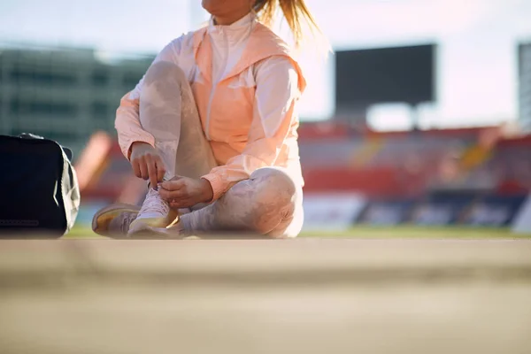 在一个阳光明媚的日子里 一个年轻姑娘在体育馆里准备进行体育锻炼 运动员 — 图库照片