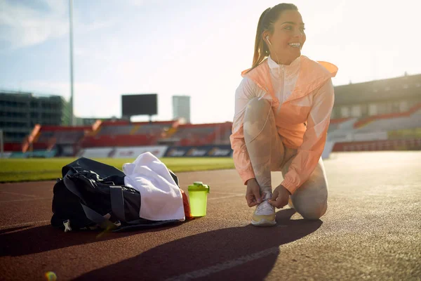 Ein Junges Mädchen Ist Bereit Für Ein Athletiktraining Einem Schönen — Stockfoto