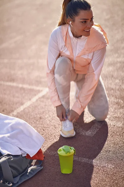 Una Giovane Ragazza Buon Umore Mentre Prepara Allenamento Atletico Una — Foto Stock