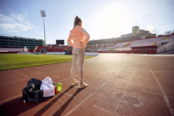 Uma Jovem Está Concentrando Para Treinamento Atlético Belo Dia Estádio — Fotografia de Stock