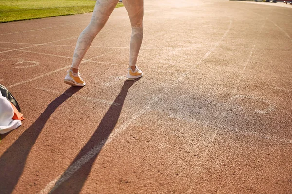 女慢跑者在外面的跑道上独自跑步 — 图库照片