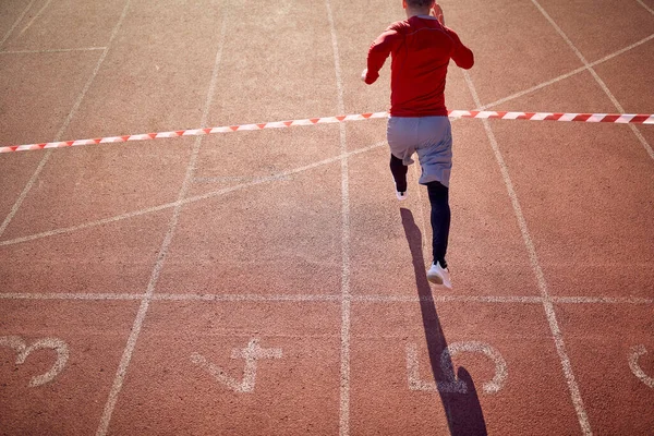 Oříznutý Obrázek Mladého Sportovce Který Jede První Cílové Čáře Závodu — Stock fotografie