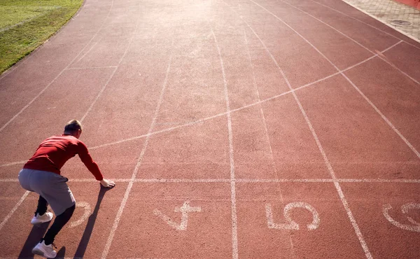 Ung Man Låg Start Atletisk Träning Vacker Dag Stadion Sport — Stockfoto