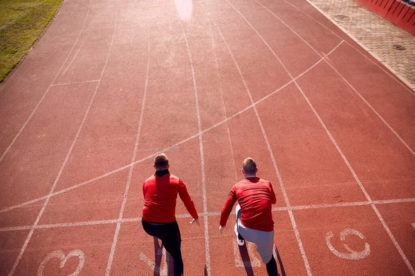 在一个美丽的日子里 两名年轻人正在体育馆里参加一项运动训练 运动员 — 图库照片