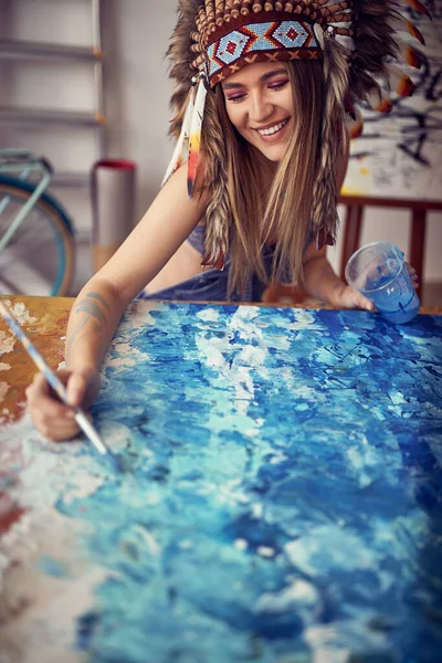 Close Young Sexy Female Artist War Bonnet How Painting Pleasant — Stock Photo, Image