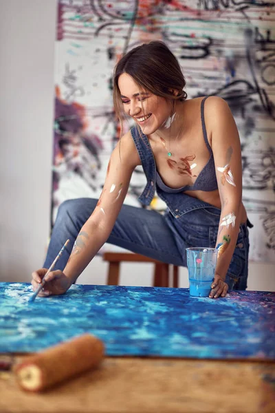 Genç Seksi Bir Kadın Sanatçı Stüdyosunda Hoş Bir Atmosferde Resim — Stok fotoğraf