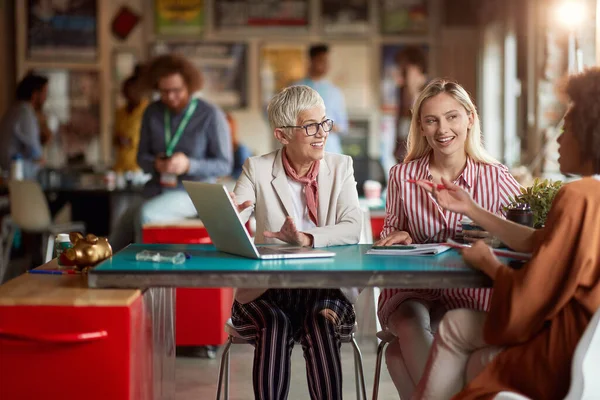 Colegas Femeninas Ambiente Agradable Oficina Están Escuchando Compañera Hablar Trabajo —  Fotos de Stock