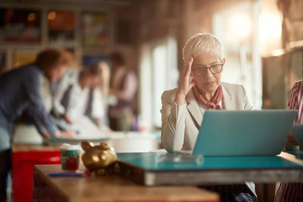 Egy Idős Női Alkalmazott Laptopon Végzett Munkára Koncentrál Kellemes Légkörben — Stock Fotó