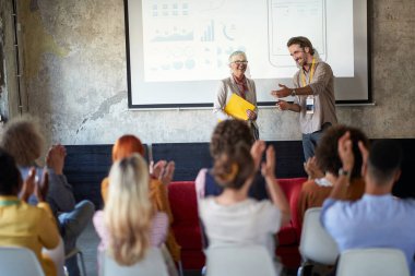 Şirket çalışanları konferans odasındaki hoş atmosferde iyi bir sunum yaptıkları için tebrik ediyorlar. Çalışanlar, ofis, iş