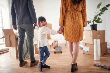 Neşeli çoklu etnik aile yeni bir eve taşınıyor; yeni başlangıç konsepti
