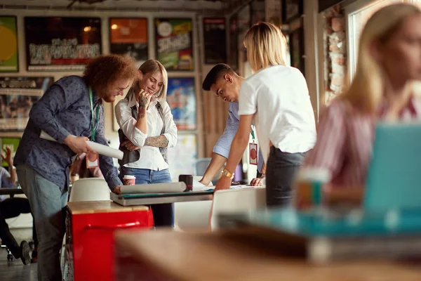 Gruppe Junger Mitarbeiter Beim Gemeinsamen Brainstorming Büro — Stockfoto