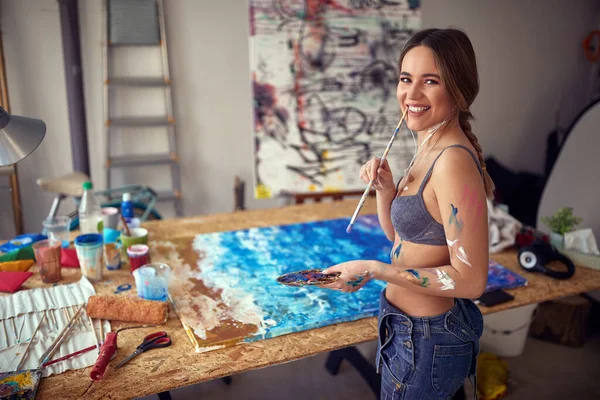 Ayolning kokragini sorayotgan erkak pornosini tomosha qiling