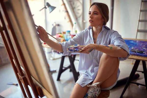 Stüdyoda Çalışan Genç Şehvetli Kadın Sanatçı — Stok fotoğraf