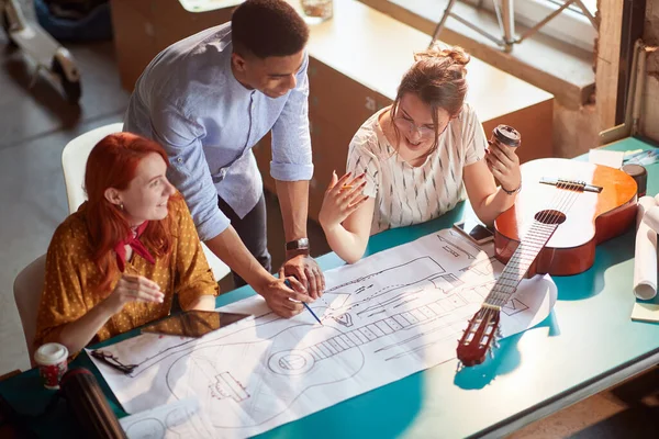 Jonge Collega Een Creatief Proces Een Aangename Sfeer Kantoor Terwijl — Stockfoto