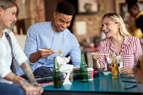 Gruppo Dipendenti Felici Che Divertono Mangiare Durante Una Pausa Pranzo — Foto Stock