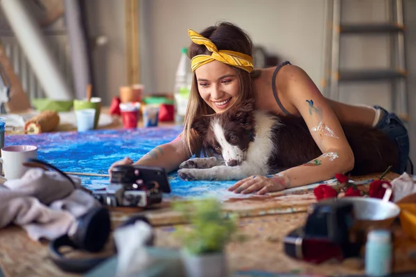 Seksi Çekici Bir Kadın Sanatçı Stüdyoda Rahat Bir Atmosferde Köpeğiyle — Stok fotoğraf