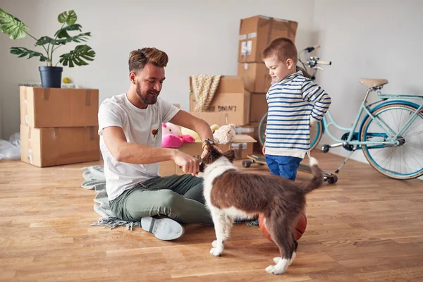 Vater Und Sohn Packen Aus Und Spielen Mit Ihrem Hund — Stockfoto