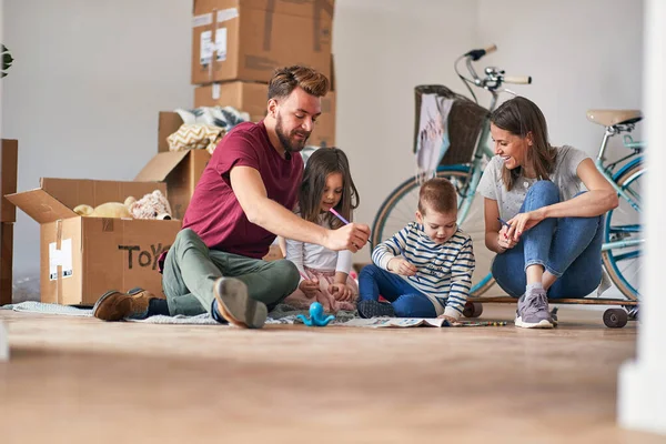 Young Family Relaxed Atmosphere Enjoying New Home Have Just Moved — Stock Photo, Image