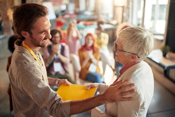 Ein Junger Mann Angenehmer Atmosphäre Bedankt Sich Bei Seiner Chefin — Stockfoto