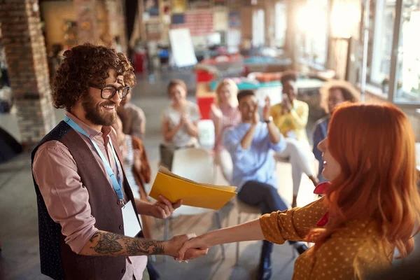 Jóvenes Colegas Creativos Ambiente Agradable Reunión Oficina Estrechando Mano Después — Foto de Stock