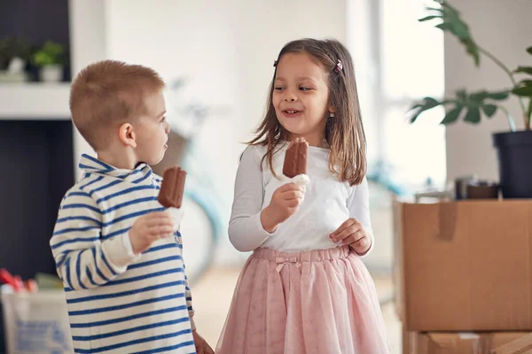 Geschwister Kindergarten Genießen Gemeinsam Neuen Platz — Stockfoto