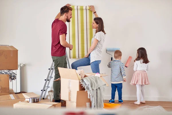 Glad Kaukasiska Familj Målning Väggar Tillsammans Remodeling Hem Koncept — Stockfoto