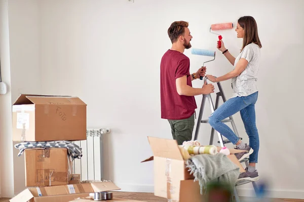 Leende Par Med Färg Reparera Lägenhet Eller Hem — Stockfoto