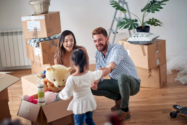 Sorrindo Família Mista Sala Estar Divertir Passar Tempo Nova Casa — Fotografia de Stock