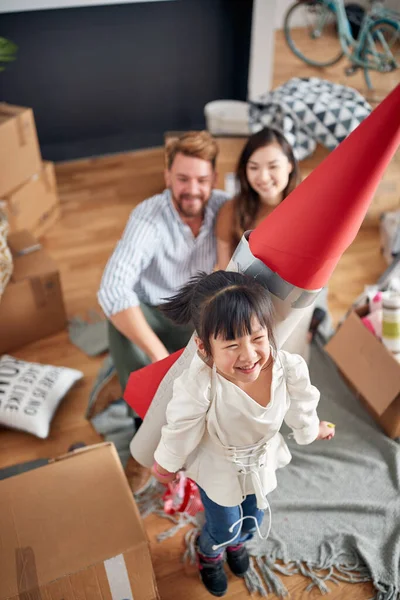 Glad Flicka Leker Den Nya Haus Mor Och Far Packa — Stockfoto