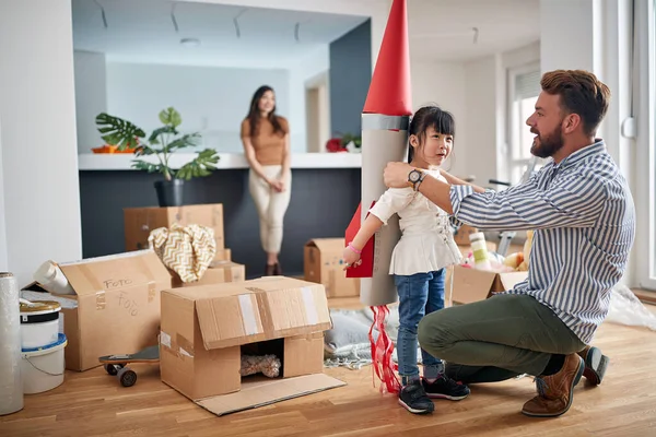 Menina Pai Feliz Novo Haus Jogando Juntos — Fotografia de Stock