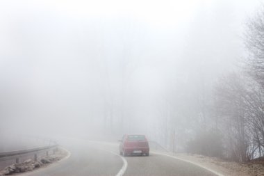 strada nella fitta nebbia 