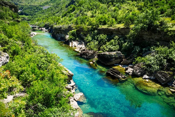 Landschap met rivier aan de voorkant — Stockfoto