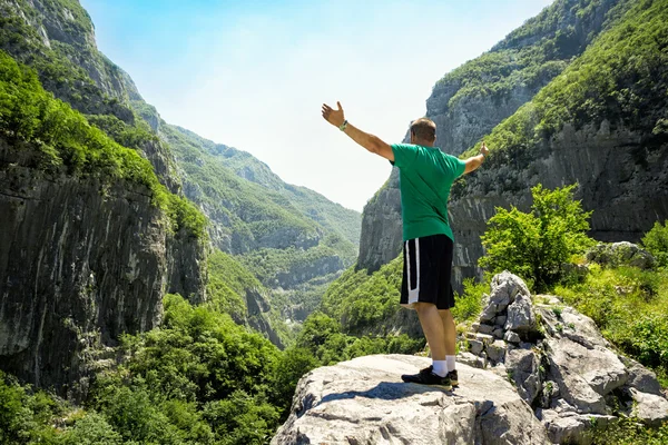 Homem desfrutando na bela natureza — Fotografia de Stock