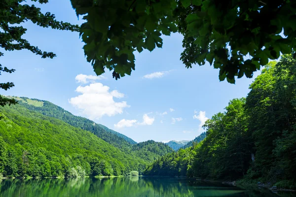 Bellissimo paesaggio con lago — Foto Stock
