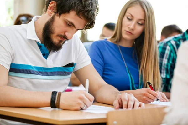 Estudantes com teste — Fotografia de Stock