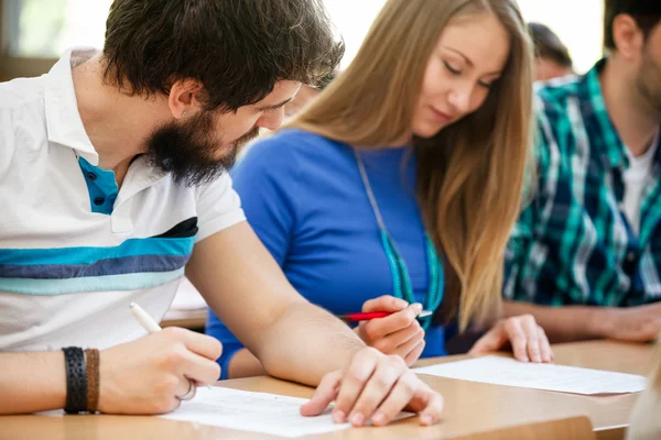 Estudante batota em exames — Fotografia de Stock