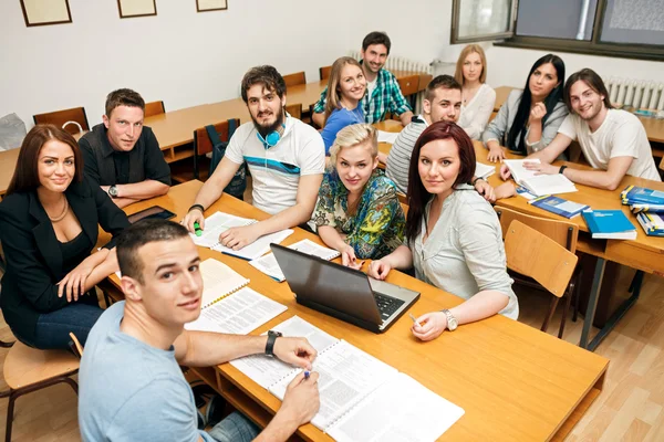 Estudantes em uma sala de aula — Fotografia de Stock