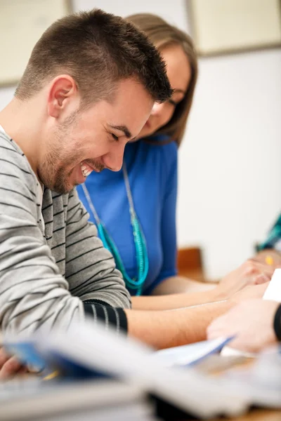 Lächelnder Schüler im Unterricht — Stockfoto