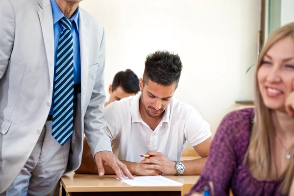 Insegnante controllo studente lavoro — Foto Stock