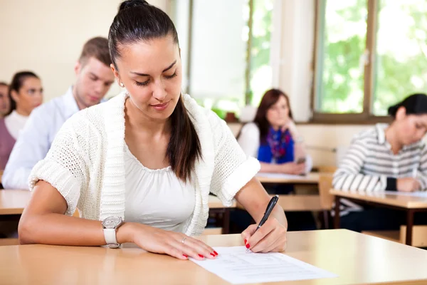 Kobieta studentów pisania — Zdjęcie stockowe