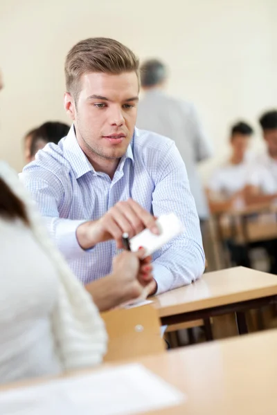 Estudiantes haciendo trampa — Foto de Stock