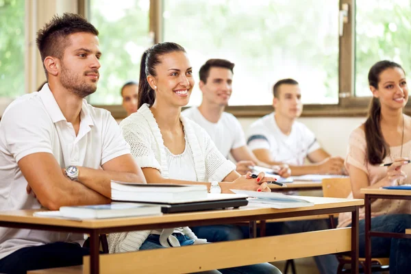 Estudiantes que escuchan una conferencia —  Fotos de Stock