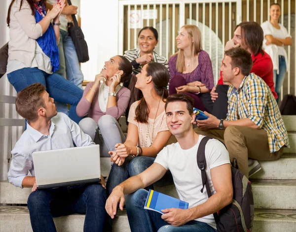 Étudiants ensemble en pause — Photo