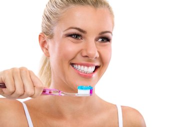 Güzel kız dişlerini fırçalıyor.