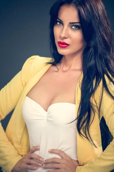 Jovem mulher incrível em blazer amarelo — Fotografia de Stock