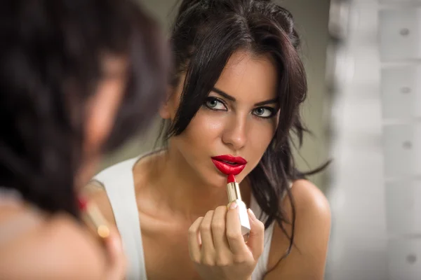 Vrouw die lippenstift aanbrengt — Stockfoto