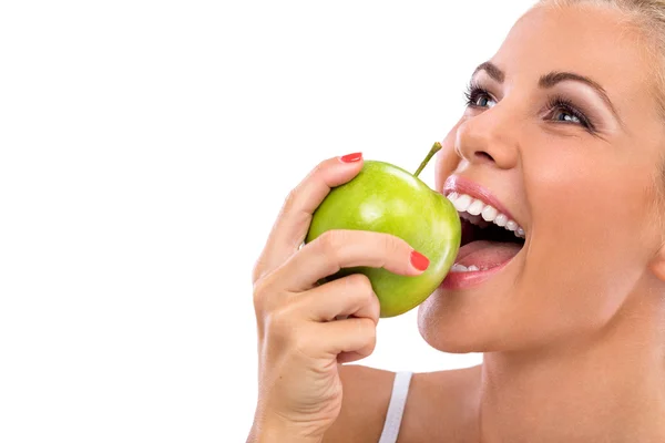 Mujer comer manzana verde —  Fotos de Stock