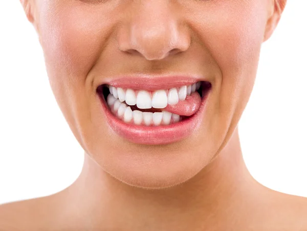 Lengua mordedora femenina con dientes perfectos — Foto de Stock