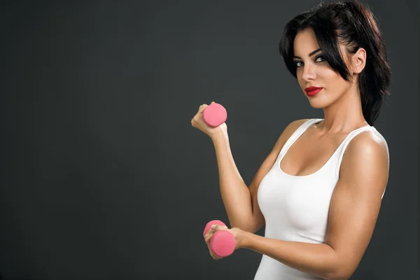 Dumbbells ile genç seksi kadın — Stok fotoğraf