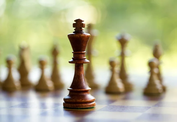 King in the middle of the chessboard — Stock Photo, Image